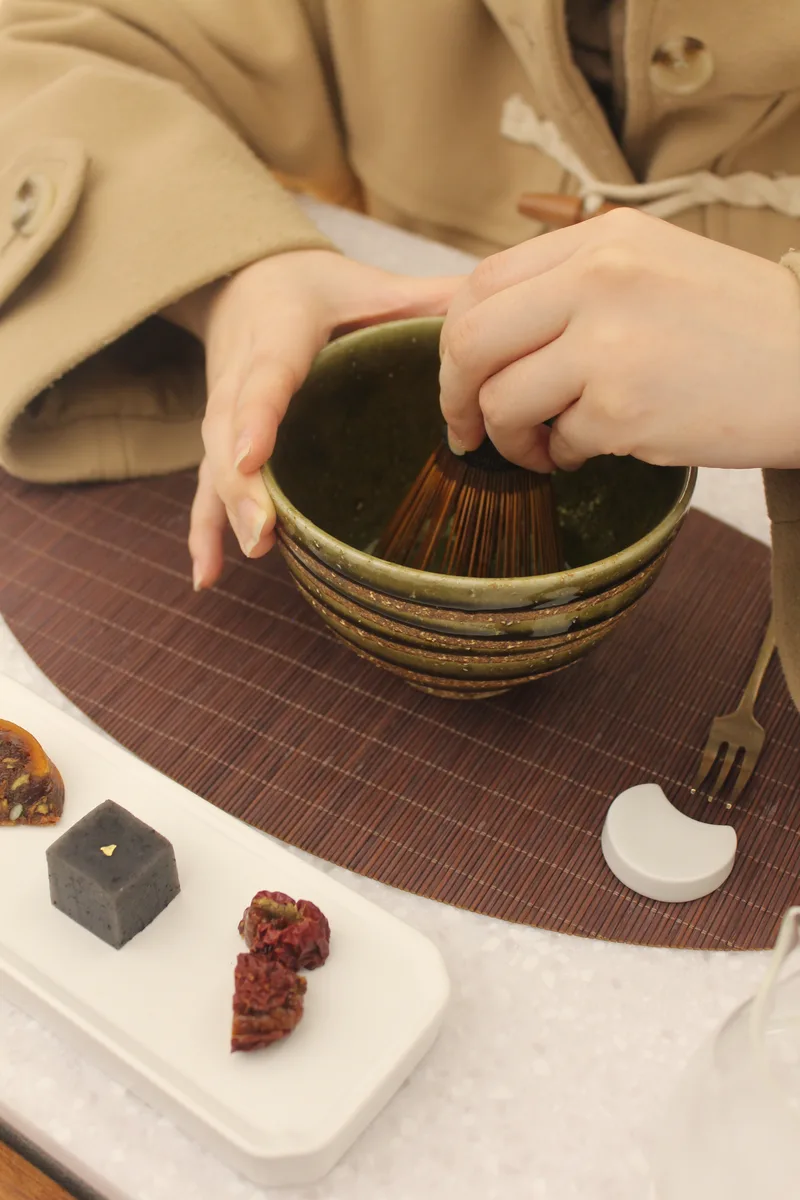 말차를 차선으로 젓는 다과 준비 과정